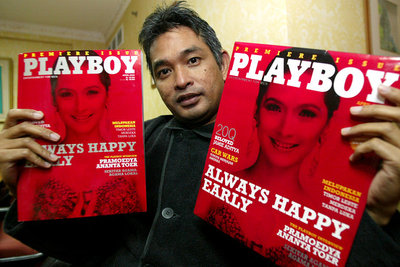 Erwin Arnada zeigt zwei Ausgaben des Magazins 'Playboy'; Foto: AP