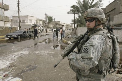 Ein US-Soldat auf einer Straße in Bagdad; Foto: AP