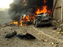 Brennendes Auto nach einem Terroranschlag im Irak; Foto: Wikipedia