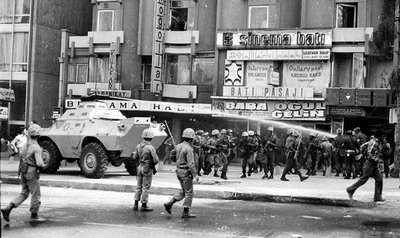 Wasserwerfer auf den Straßen von Ankara während des Putsches vom 12. September 1980; Foto: AP