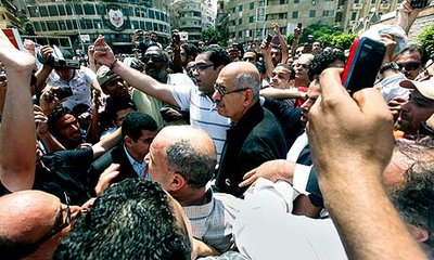 Mohammed El-Baradei in einer Menschenmenge in Kairo; Foto: AP