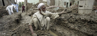 Pakistani im Schlamm der Flutkatastrophe; Foto: AP