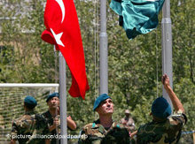 Türkische Soldaten hissen die türkische Fahne; Foto: dpa