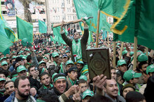 Anhänger der Hamas auf einer Kundgebung; Foto: picture-alliance/dpa