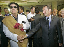 Der libysche Staatschef Muammar al-Gaddafi und der französische Staatspräsident Nicolas Sarkozy; Foto: AP