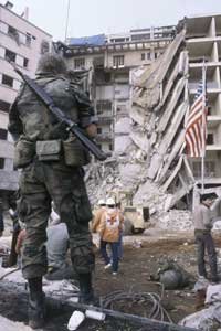 US-Marin vor der zerstörten US-Botschaft in Beirut 1985; Foto: AP