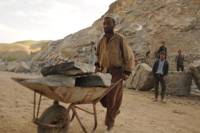 Afghanische Tagelöhner bei einem Steinbruch in der Provinz Badakhshan; Foto: Martin Gerner