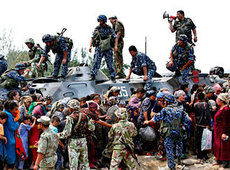 Usbekische Flüchtlinge und usbekisches Militär; Foto: AP