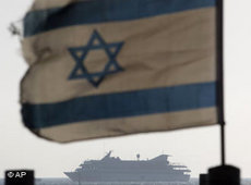Israelische Fahne vor Free Gaza-Hilfskonvoi; Foto: AP