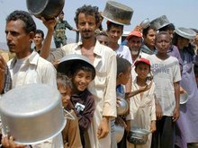 Jemenitische Männer und Kinder warten in einer Schlange für Lebensmittelverteilung; Foto: AP
