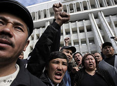 Demonstranten vor dem Regierungsgebäude in Bischkek; Foto: AP