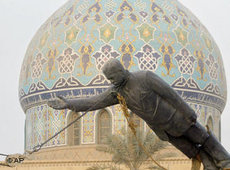 Sturz der Saddam-Statue am 9. April 2003 in Bagdad; Foto: AP