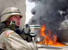 Anschläge gegen einen US-Stützpunkt im Irak vom März 2004; Foto: AP