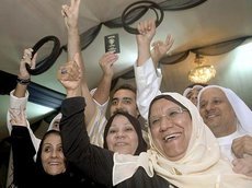 Eine der vier Vertreterinnen im Parlament, Massuma al-Mubarak (2.v.r), jubelt über den Einzug der Kandidatinnen ins Parlament ; Foto: dpa