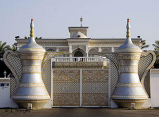 Haus eines Ministers beim Divan of the Royal Court of Oman mit riesigen stilisierten omanischen Kaffeekannen als Dekor; Foto: Jürgen Sorges /DW