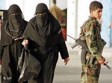 Sicherheitskräfte und verschleierte Frauen in Sanaa; Foto: AP