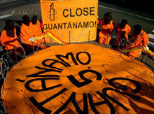 Amnesty International-Aktivisten demonstrieren für die Schließung des Gefangenenlagers Guantanamo; Foto: AP