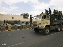Jemenitische Soldaten vor der US-Botschaft in Sanaa; Foto: AP