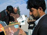Männer lesen Frauenzeitschriften an einem Stand in Kabul, Foto: AP