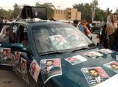 Auto mit Wahlplakaten; Foto: AP