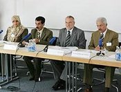 Alaa Al- Saadoun, Sami Schabak und Dr. Hassan Abdul-Latif Al-Bazzaz während einer Pressekonferenz in der Deutschen Welle; Foto: DW