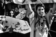 Frauen in Teheran demonstrieren für Chatami; Foto: Kai Wiedenhöfer