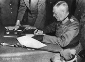 Der Oberkommandierende der Wehrmacht, Wilhelm Keitel, unterzeichnet die Kapitulationsurkunde am 8. Mai; Foto: dpa