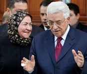Der neue palästinensische Präsident Mahmud Abbas mit Ehefrau Amina, Foto: AP