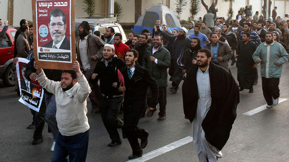 Mobilmachung von Anhängern der Muslimbruderschaft gegen Oppositionelle am Präsidentenpalast in Kairo; Foto: Reuters
