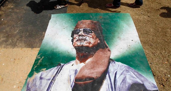Poster mit dem Abbild Gaddafis am Boden; Foto: dapd