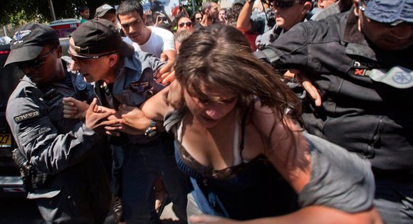 Daphni Leef bei ihrer Verhaftung; Foto: picture-alliance/dpa