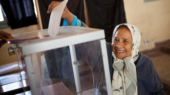 Marokkanerin bei der Stimmabgabe bei den Parlamentswahlen in Marokko; Foto: dpa