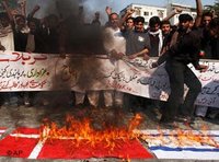 Demonstranten in Karatschi, Pakistan, verbrennen aus Protest gegen die Mohammed-Karikaturen dänische und israelische Flaggen; Foto: AP