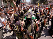 Bewaffnete Militante auf einem Begräbniszug; Foto: picture-alliance/dpa