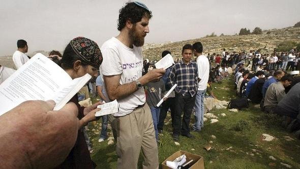 Rabbi Asherman beim gemeinsamen Gebet mit Juden und Muslimen; Foto: AP