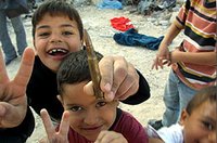 Kinder in Jenin nach der israelischen Invasion im April 2002; © http://www.arna.info/Arna/