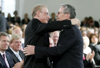 David Grossmann (l.) umarmt Joachim Gauck in der Paulskirche in Frankfurt; Foto: dpa