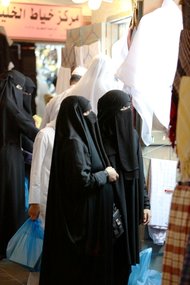 Zwei Niqab-Trägerinnen beim Einkaufen in Doha; Foto: Stephanie Doetzer