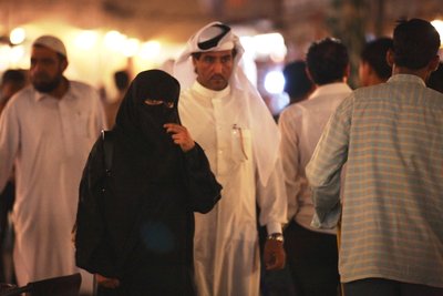 Niqab-Trägerin in Doha; Foto: Stephanie Doetzer