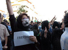Frauen protestieren in Teheran; Foto: DW