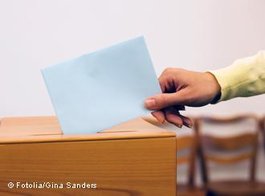 Wählerin bei der Stimmabgabe bei einer Kommunalwahl in Deutschland; Foto: Gina Sanders/Fotolia