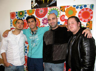 Ahmad Mansour (2.v.r.) mit Mitgliedern des Jugendprojekt 'Heroes' in Berlin; Foto: DW