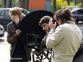 Jugendliche arbeiten an dem Kurzfilm 'Der Mann und die Puppe'; Foto: Goethe-Institut