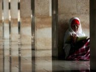 Woman reading the Koran in the Istiqlal Mosque in Jakarta (photo: dpa)