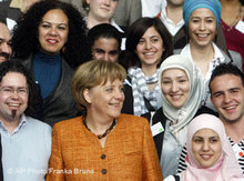 Gruppenfoto vom Zweiten Integrationsgipfel 2008, Kanzlerin Merkel und Migranten; Foto: AP 