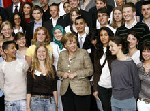 Kanzlerin Merkel mit Migrantenvertretern auf dem Integrationsgipfel; Foto: AP