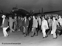 Türkische Bergarbeiter treffen 1961 auf dem Flughafen in Düsseldorf-Lohausen ein; Foto: dpa 