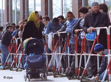 Türkische Immigranten vor deutscher Ausländerbehörde in Hamburg; Foto: dpa