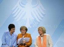 Bundeskanzlerin Angela Merkel, mitte, Bundesjustizministerin Brigitte Zypries, links, und die Beauftragte der Bundesregierung für Ausländerpolitik und Integration Maria Böhmer; Foto: AP