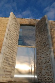Koranverse auf Deutsch und Arabisch an  der Moschee Penzberg; Foto: www.islam-penzberg.de
